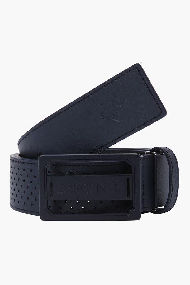 남성 원톤 타공 벨트 (DP12MFBT31)는 심플하고 고급스러운 스타일을 추구하는 남성 골퍼를 위한 벨트입니다. 합성가죽 소재에 원형 타공 디자인이 적용되어 있으며, 봄, 여름 시즌에 착용하기 좋습니다. 폭 4cm, 총길이 119cm (버클 포함)로 제작되었으며, BWTG, DNVG 두 가지 컬러로 출시되어 골프룩에 클래식하고 미니멀한 포인트를 더합니다. 버클 여밈 방식으로, 편안한 착용감을 제공합니다.
