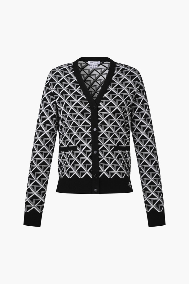 여성 패턴 가디건 (DP12WFKO12)은 클래식한 무드의 골프룩 연출을 위한 여성용 가디건입니다. 블랙과 라이트 핑크 두 가지 색상으로 제공되며, 자가드 패턴이 돋보입니다. 레이온과 폴리에스터 혼방 소재로 제작되어 부드러운 촉감을 선사하며, 두꺼운 두께감으로 가을, 겨울 시즌에 따뜻하게 착용할 수 있습니다. 크롭 기장의 V넥 디자인에 버튼 여밈 방식으로 간편하게 착용 가능하며, 레귤러핏으로 편안한 착용감을 제공합니다. 세트업으로도 활용 가능한 실용적인 아이템입니다.
