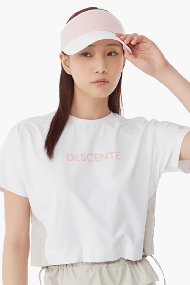 여성 리본 탈부착 선바이저 (DP12WFSV11)는 골프 및 일상에서 스타일리시하게 활용하기 좋은 선바이저입니다. 폴리에스터 소재로 제작되어 봄, 여름 시즌에 착용하기 좋으며, 넓은 챙이 자외선으로부터 눈을 효과적으로 보호해 줍니다. 탈부착 가능한 리본 장식으로 다양한 스타일 연출이 가능하며, 높은 크라운 디자인으로 편안한 착용감을 선사합니다. 미니멀, 클래식, 리조트 룩 등 여러 스타일에 매치하여 골프룩과 휴가룩을 완성해 보세요. BLKG, BWTG, LBLG, LPKG 등 다양한 색상으로 출시되었습니다.
