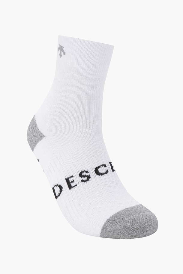 남성 논슬립 삭스 (DP12MFSO11)는 골프룩에 어울리는 남성용 양말입니다. 발바닥면에 논슬립 기능이 적용되어 스윙 시 밀림을 방지하여 안정적인 착용감을 제공합니다. 면, 나일론, 폴리우레탄, 폴리에스터 혼방 소재로 제작되어 사계절 내내 착용 가능하며, 스포티하고 미니멀한 디자인의 로고 패턴이 특징입니다. BLKG, BWTG 두 가지 색상으로 단품 구성되어 있습니다.
