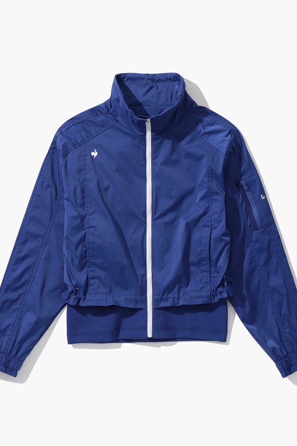 여성 풀집업 봄버형 점퍼 (GP122LBL11)는 스포티한 스타일을 연출하는 여성용 아우터입니다. 나일론, 폴리에스터, 폴리우레탄 혼방 소재로 제작되어 부드러운 촉감과 신축성을 제공하며, 봄 시즌 골프룩으로 활용하기 좋습니다. 블랙과 블루 두 가지 색상으로 출시되었으며, 크롭 기장과 래글런 소매, 소매 아우터 포켓 디테일이 특징입니다. 레귤러핏으로 편안하게 착용 가능하며, 얇은 두께감으로 간절기에 유용합니다. 
