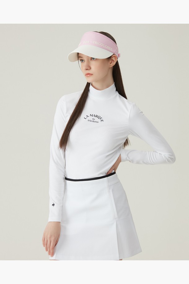 여성 그래픽 포인트 하이넥 이너 티셔츠 (GP122LIL11)는 스포티하고 미니멀한 스타일의 여성용 이너 티셔츠입니다. 블랙과 화이트 두 가지 색상으로 출시되었으며, 폴리에스터와 폴리우레탄 혼방 소재로 제작되어 부드러운 촉감과 뛰어난 신축성을 제공합니다. 하이넥 디자인에 레터링 및 그래픽 포인트 디자인으로 포인트를 더했으며, 얇은 두께감으로 사계절 내내 활용 가능합니다. 골프룩은 물론, 데일리 스타일링에도 적합하여 이너웨어로 매우 실용적입니다.
