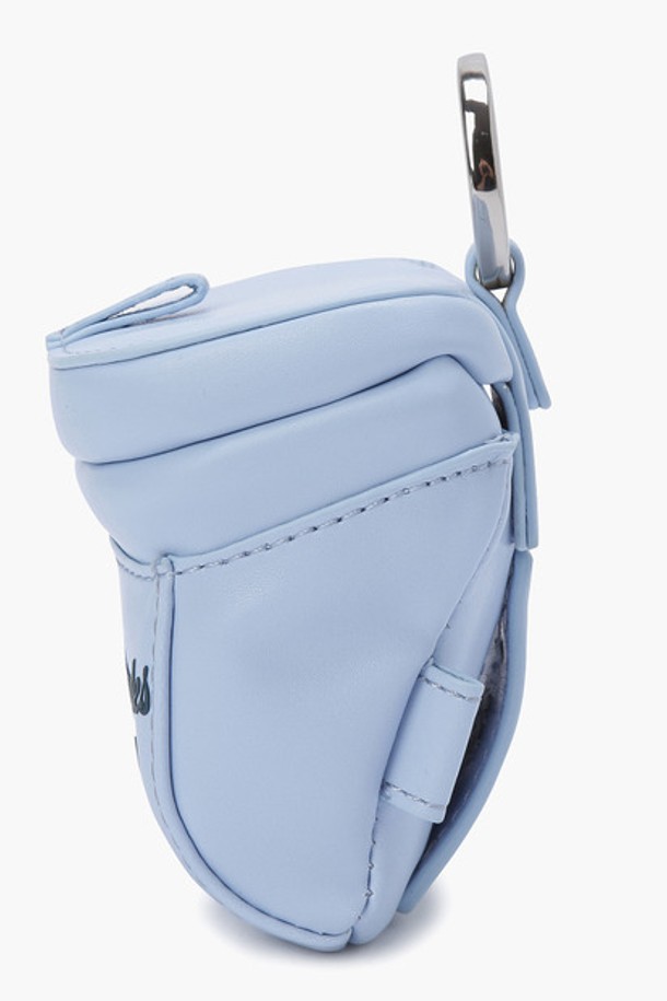 여성 골프룩에 어울리는 미니멀하고 클래식한 디자인의 여성 마그네틱 볼케이스 (GO322LET81)입니다. 가볍고 튼튼한 합성가죽과 폴리에스터 소재로 제작되었으며, BLCK, LBLU 두 가지 색상으로 만나보실 수 있습니다. 사각형 디자인에 마그네틱 잠금 방식으로 간편하게 골프공을 보관할 수 있습니다. 가로 10cm, 세로 11cm, 폭 5cm의 FR 사이즈로, 2023년 7월에 출시되었습니다.
