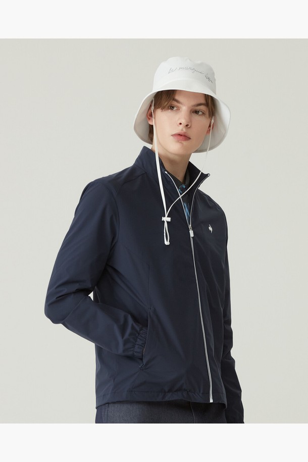 남성 솔리드 기능성 패턴 점퍼 (GP121MBL21)는 흡습, 속건, 통기 기능이 뛰어난 폴리에스테르 소재의 레귤러핏 점퍼입니다. 네이비, 화이트 두 가지 색상으로 제공되며, 얇은 두께감과 부드러운 촉감으로 봄, 가을 시즌에 쾌적하게 착용 가능합니다. 벤틸레이션 기능, 기능성 절개 라인, 집업 여밈 방식, 긴 소매 기장, 무지 패턴 디자인으로 스포츠 활동은 물론 일상에서도 스포티하고 베이직한 스타일을 연출할 수 있습니다.
