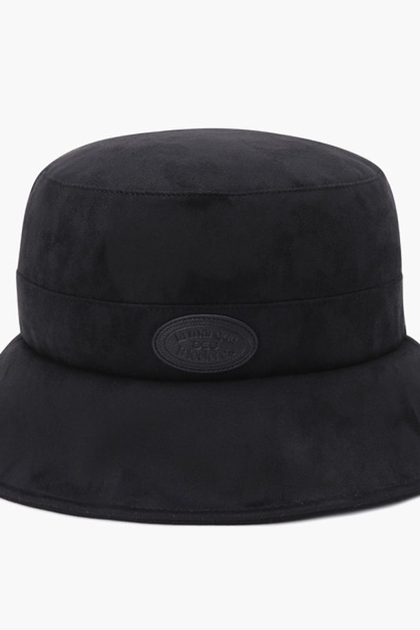 여성 스웨이드 부클로고 버킷햇(GO322LCP92)은 골프룩에 어울리는 모자입니다. 블랙(BLCK)과 와인(WINE) 두 가지 색상으로 제공되며, 챙 넓이는 6.5cm입니다. 부드러운 스웨이드 소재와 폴리에스터, 폴리우레탄 혼방으로 제작되어 편안한 착용감을 선사합니다. 모자 전면에 부클로고 장식이 돋보이며, 클래식하면서도 미니멀한 스타일을 연출합니다. 머리둘레는 58.5cm입니다.
