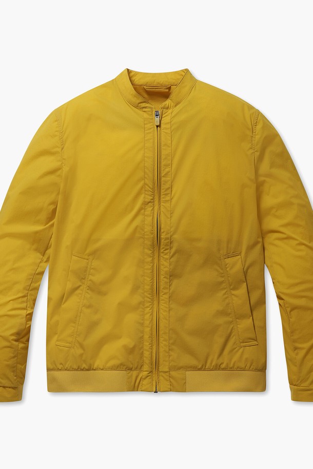 남성 썸머 경량 블루종 재킷 머스타드옐로우(MP221MJP42)는 여름철, 가볍고 시원하게 즐길 수 있는 남성용 블루종입니다. 캐주얼, 스포티한 스타일을 연출하며, 일상 및 골프 활동에 적합합니다. 얇고 부드러운 나일론, 폴리우레탄 혼방 소재로 제작되어 가볍고 통기성이 뛰어나며, 발수 기능을 갖춰 여름철 변덕스러운 날씨에도 쾌적함을 유지합니다. 레귤러핏으로 편안한 착용감을 제공하며, 머스타드옐로우, 블루 그레이 두 가지 색상으로 출시되었습니다. 경량 소재에 립 디테일, 내부 포켓을 더해 실용성까지 갖춘 아이템입니다.
