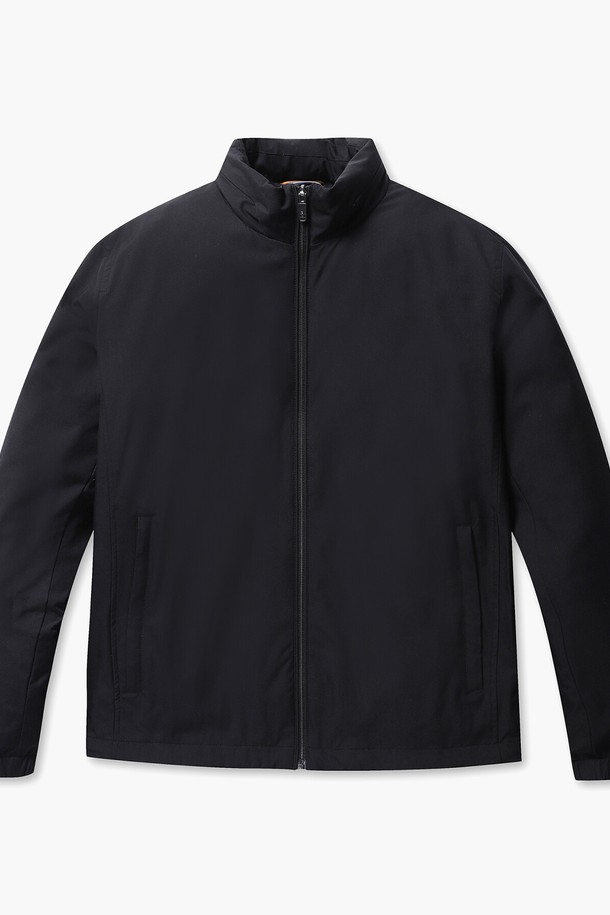 남성 2.5 레이어 테크니컬 재킷 블랙(MP121MJP22)은 아웃도어 및 스포츠 활동에 적합한 남성용 테크니컬 재킷입니다. 2.5 레이어 구조에 방수 10,000mm, 투습 5,000cc 기능을 갖춰 쾌적한 착용감을 제공하며, 사계절 내내 활용 가능합니다. 경량 소재와 4방향 스트레치 기능으로 활동성을 높였으며, 슬림핏 디자인으로 스포티한 스타일을 연출합니다. 내장 후드와 밑단 드로우스트링으로 핏 조절이 용이하며, 등산, 여행, 피트니스 등 다양한 TPO에 맞춰 활용할 수 있습니다.
