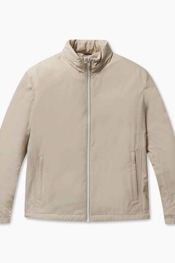 남성 2.5 레이어 테크니컬 재킷 베이지(MP121MJP22)는 아웃도어 및 골프 활동에 적합한 남성용 재킷입니다. 봄, 가을 시즌에 착용하기 좋으며, 스포티 및 캐주얼 스타일을 연출할 수 있습니다. 무지 디자인에 레귤러 핏으로, 2.5 레이어 구조, 4방향 스트레치 기능, 10,000mm 방수, 5,000cc 투습 기능을 갖춰 활동성을 높였습니다. 내장 후드와 밑단 스트링 조절 디테일로 편의성을 더했으며, 얇은 두께의 경량 재킷입니다.
