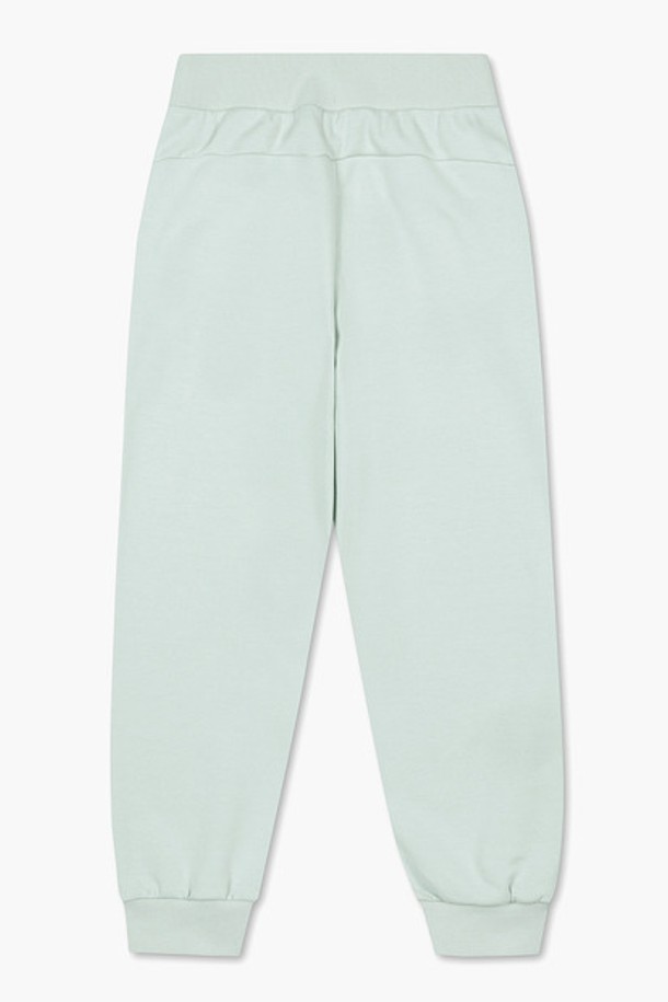 [에슬레저] 여성 멜로우 조거 팬츠 민트(QO422OFPO1)는 부드러운 촉감의 더블 레이온 기모 소재로 제작되어 간절기부터 겨울까지 따뜻하게 착용할 수 있습니다. 허리와 밑단 밴딩 처리로 편안한 착용감을 제공하며, 스포티, 캐주얼, 미니멀한 스타일을 연출하기 좋습니다. 일상, 피트니스 활동은 물론 집콕룩으로도 활용 가능한 실용적인 조거 팬츠입니다. 민트와 블랙 두 가지 컬러로 출시되어 다양한 상의와 셋업하여 스타일링할 수 있습니다. 레귤러핏으로 편안하게 떨어지는 핏이 특징이며, 멜로우 조거 팬츠는 여성스러운 매력을 더해줍니다.
