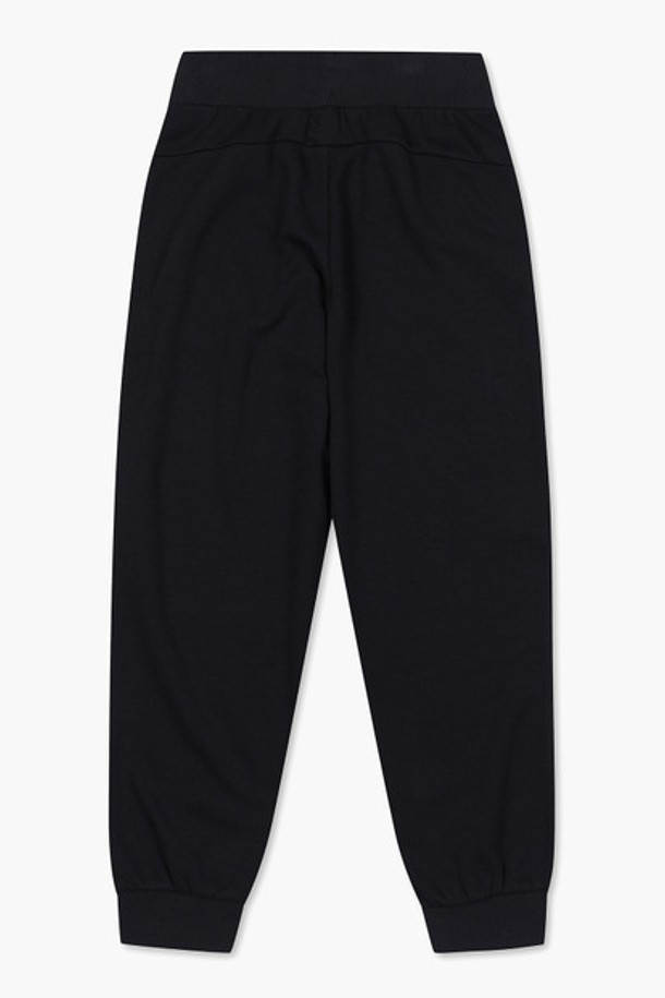 [에슬레저] 여성 멜로우 조거 팬츠 블랙(QO422OFPO1)는 가을, 겨울 시즌에 적합한 여성용 조거 팬츠입니다. 부드러운 레이온, 폴리에스터, 폴리우레탄, 면 혼방 소재로 제작되어 편안한 착용감을 선사합니다. 허리와 밑단 밴딩 디테일로 활동성을 높였으며, 레귤러핏으로 어떤 스타일에도 잘 어울립니다. 블랙, 민트 두 가지 색상으로 출시되었으며, 애슬레저 및 일상 캐주얼 스타일을 연출하기에 좋습니다. 세트 착용이 가능하며, 간절기에도 활용할 수 있는 실용적인 아이템입니다.
