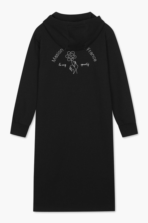 [에슬레저] 여성 기모 후드 원피스 블랙(QO422OOPO3)는 여성 고객을 위한 캐주얼하고 스포티한 스타일의 후드 원피스입니다. 부드러운 촉감의 폴리에스터, 면 혼방 소재에 기모 안감을 더해 가을, 겨울 시즌 보온성을 높였으며, 루즈핏 디자인으로 편안한 착용감을 선사합니다. 블랙과 그레이 두 가지 색상으로 출시되었으며, 일상복 또는 스포츠 활동 시에도 활용하기 좋은 실용적인 아이템입니다.
