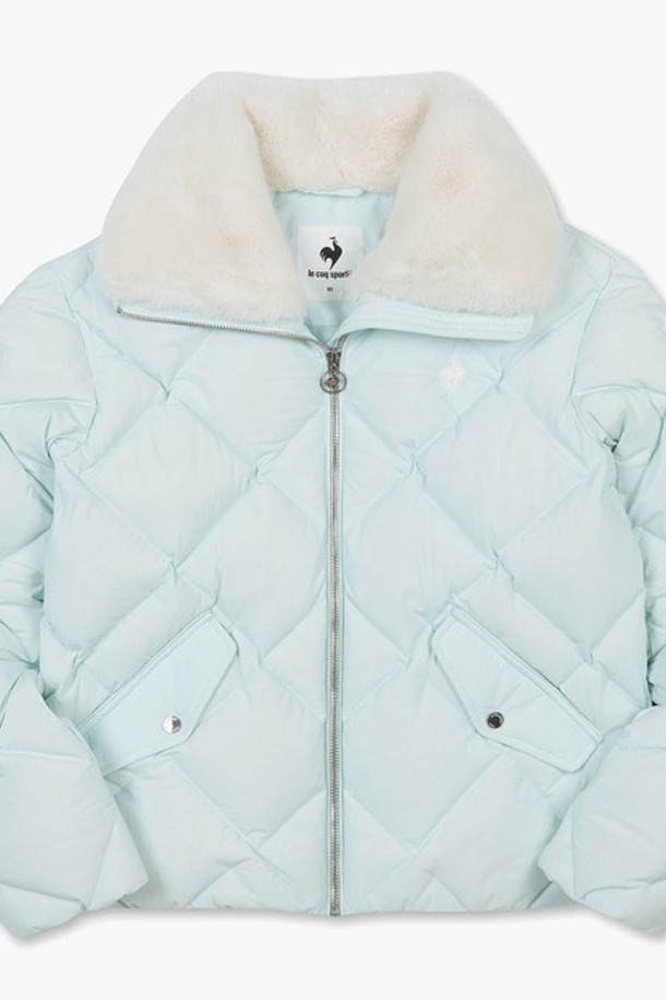 [에슬레저] 여성 디아망 숏기장 구스다운 민트(QO422ODJN1)는 겨울철 캐주얼 및 스포티 스타일을 연출하기에 좋은 여성 구스다운 숏패딩입니다. 부드러운 촉감의 폴리에스터와 구스다운 80:20 비율로 제작되어 뛰어난 보온성을 제공하며, RDS 인증을 받은 다운 소재로 다운 빠짐 방지 기능까지 갖췄습니다. 다이아몬드 퀼팅 패턴이 돋보이며, 목 라인 제로퍼 디테일과 퍼카라/하이넥 변형으로 다양한 스타일을 연출할 수 있습니다. 숏 기장으로 활동성을 높였으며, 일상, 산책, 여행 등 다양한 TPO에 활용하기 좋습니다.
