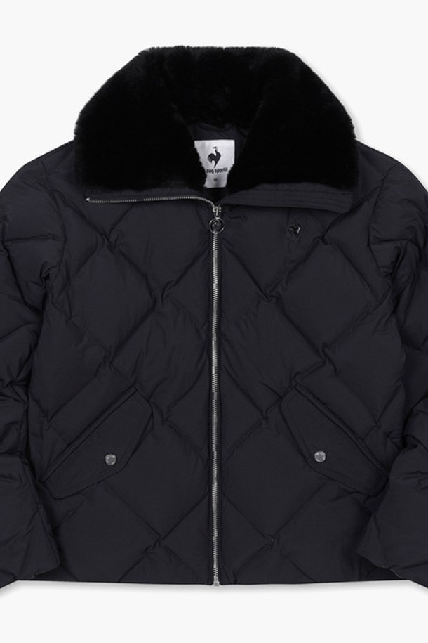 [에슬레저] 여성 디아망 숏기장 구스다운 블랙(QO422ODJN1)은 다이아몬드 퀼팅 패턴의 숏패딩으로, 구스다운 80:20 충전재와 RDS 인증을 받아 뛰어난 보온성과 부드러운 촉감을 제공합니다. 하이넥 스타일과 지퍼 조절 가능한 퍼 카라, 목 라인 제로퍼 디테일로 에슬레저 스타일을 완성하며, 방풍 기능으로 겨울철에도 따뜻하게 착용할 수 있습니다. 루즈핏의 블랙과 민트 두 가지 색상으로 출시되었습니다.
