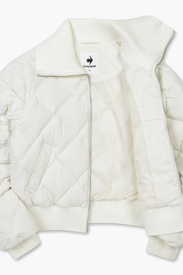 **[에슬레저] 여성 다이아튜브 경량 다운 화이트(QO422ODJO3)**는 가을, 겨울 시즌에 활용하기 좋은 여성용 경량 다운 점퍼입니다. 부드러운 촉감의 폴리에스터, 폴리우레탄, 거위솜털, 거위깃털 혼방 소재로 제작되어 가볍고 따뜻하며, 일상 및 스포츠 활동 시 편안하게 착용할 수 있습니다. 숏 기장의 레귤러핏으로 스포티하고 캐주얼한 스타일을 연출하며, 화이트, 블랙, 크림 세 가지 색상으로 출시되었습니다. 넥라인과 밑단에 니트 트리밍을 더해 디자인 포인트를 살렸으며, 신축성 있는 스트레치 원단을 사용하여 활동성을 높였습니다.
