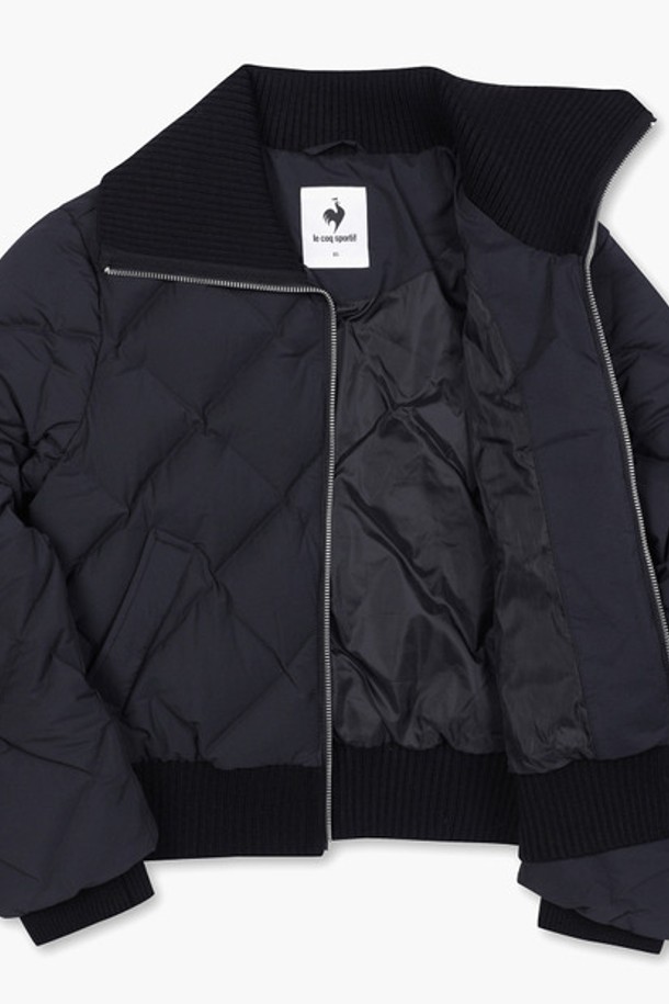 **[에슬레저] 여성 다이아튜브 경량 다운 블랙(QO422ODJO3)**

가을, 겨울 시즌은 물론 일상과 스포츠 활동 모두를 아우르는 여성용 경량 다운 점퍼입니다. 부드러운 촉감의 폴리에스터, 폴리우레탄, 아크릴 혼방 소재로 제작되었으며, 다이아몬드 퀼팅 패턴이 특징입니다. 거위솜털 80%와 거위깃털 20% 충전재로 가볍지만 뛰어난 보온성을 제공하며, 넥라인과 밑단 니트 디테일로 편안함을 더했습니다. 신축성 있는 스트레치 소재와 레귤러핏으로 활동성을 높였으며, 블랙, 크림, 민트 세 가지 컬러로 출시되었습니다. 겨울 데일리룩, 산책룩, 여행룩 등 다양한 스타일에 캐주얼, 스포티, 미니멀한 무드를 더해보세요.
