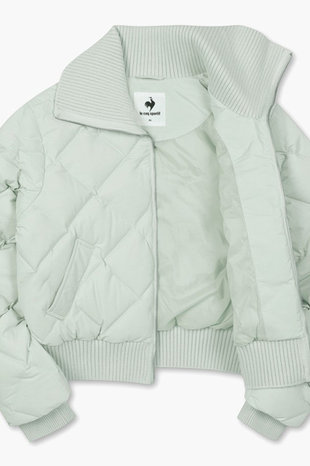 [에슬레저] 여성 다이아튜브 경량 다운 민트(QO422ODJO3)는 가을, 겨울 시즌, 여성 스포츠 및 일상룩에 활용하기 좋은 경량 패딩 다운자켓입니다. 민트, 블랙, 화이트 3가지 색상으로 출시되었으며, 캐주얼, 스포티, 미니멀 스타일을 연출할 수 있습니다. 넥과 밑단 니트 배색으로 포인트를 더했으며, 신축성 있는 스트레치 소재와 구스다운 충전재를 사용하여 부드러운 촉감과 뛰어난 보온성을 제공합니다. 크롭 기장의 레귤러핏으로 활동성을 높였으며, 집업 방식으로 간편하게 착용 가능하여 겨울 데일리룩, 산책룩, 여행룩에 활용하기 좋습니다.
