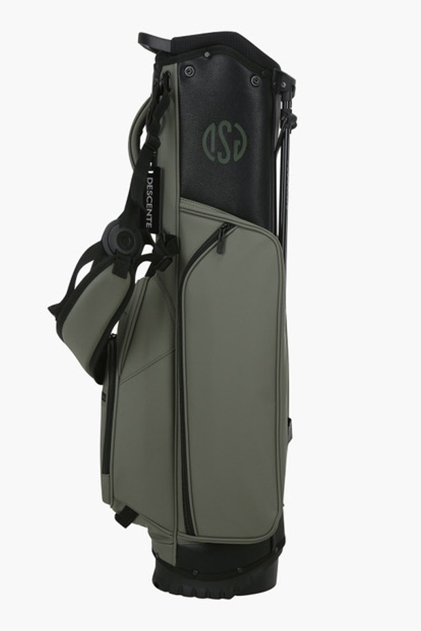 남성 스탠드 슬림 캐디백 (DO31MPCB92)은 골프룩에 어울리는 클래식하고 미니멀한 디자인의 남성용 골프백입니다. PU 소재로 제작되었으며, BWTG, KH00 두 가지 색상으로 제공됩니다. 슬림한 원통형 라지 사이즈로, 스탠드 형식이 특징입니다. 지퍼형 잠금 방식으로 내용물을 안전하게 보관할 수 있습니다. 골프 라운딩 시 유용하게 사용될 수 있는 실용적인 아이템입니다.
