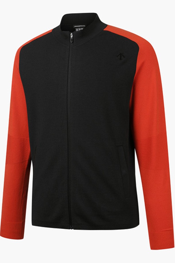 남성 니트 블루종 가디건 (DO32MFKO82)은 가을, 겨울 시즌 골프룩을 위한 남성용 아우터입니다. 부드러운 촉감의 레이온과 폴리에스터 혼방 소재로 제작되었으며, 두꺼운 두께감으로 보온성을 높였습니다. 블랙과 레드의 배색 디자인이 돋보이며, 집업 방식의 레귤러핏 블루종 스타일 가디건입니다. 스포티하고 캐주얼한 스타일을 연출하며, 무지 패턴으로 어떤 옷에도 쉽게 매치할 수 있습니다. 긴 소매 기장과 레귤러 기장으로 편안한 착용감을 제공합니다.
