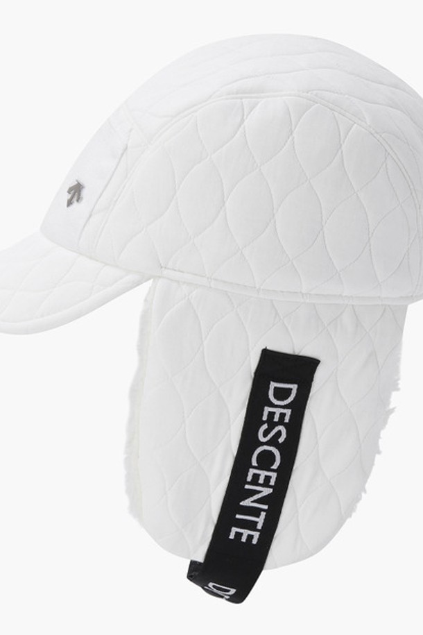 여성 퀼팅 방한모 (DO42WFCPO7)는 겨울철 방한을 위한 모자입니다. 퀼팅 처리된 디자인으로 포근함과 스타일리시함을 동시에 잡았습니다. 챙 넓이는 6cm이며, 컬러는 CHAG, IVYG 두 가지입니다. 머리둘레는 57cm이며, 폴리에스터 소재로 제작되었습니다. 클래식, 미니멀, 캐주얼 스타일의 겨울 데일리룩, 산책룩, 여행룩에 매치하기 좋습니다.
