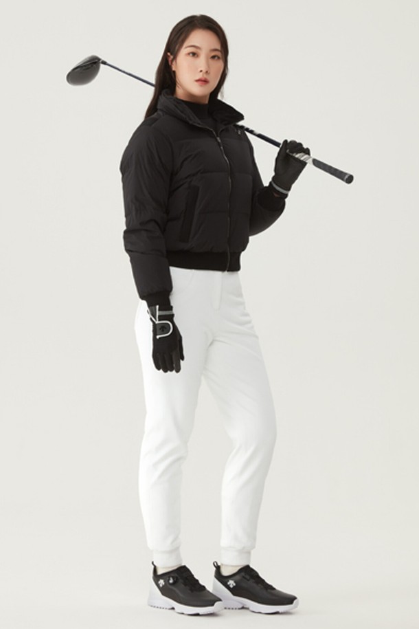 여성 2겹 조거 팬츠 (DO42WFPTO6)는 플리스 안감의 2겹 구조로 제작되어 뛰어난 보온성을 제공하는 겨울용 조거 팬츠입니다. 스포티한 무드의 긴바지로, 골프, 일상 등 다양한 상황에서 활용 가능합니다. 아이비 그린(IVYG)과 카키(KHAG) 두 가지 색상으로 출시되어 취향에 맞는 스타일을 연출할 수 있습니다. 밴딩 처리된 조거핏 디자인으로 편안한 착용감을 선사하며, 캐주얼, 미니멀 등 여러 스타일과 매치하기 좋습니다. 추운 계절, 따뜻하고 스타일리시하게 코디할 수 있는 아이템입니다.
