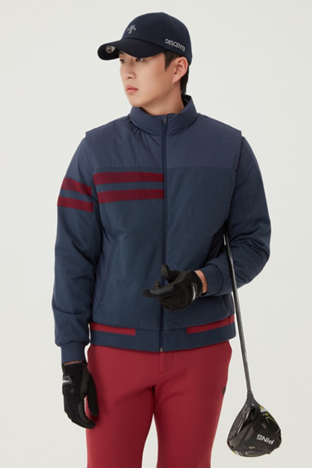 남성 니트 하이브리드 아우터 (DO42MFKOO4)는 가을, 겨울 시즌에 골프를 즐길 때나 겨울 데일리룩으로 활용하기 좋은 남성용 아우터입니다. 스포티, 미니멀, 클래식 스타일을 모두 아우르는 디자인으로, BLKG, LNAG 두 가지 색상으로 출시되었습니다. 부드러운 촉감의 레이온, 폴리에스터, 나일론 혼방 소재에 거위솜털(90%)과 거위깃털(10%) 충전재를 사용하여 보온성을 극대화했습니다. 레귤러핏의 레귤러 기장으로, 집업 형태로 편안하게 착용할 수 있으며, 무지 패턴으로 어떤 스타일에도 잘 어울립니다.
