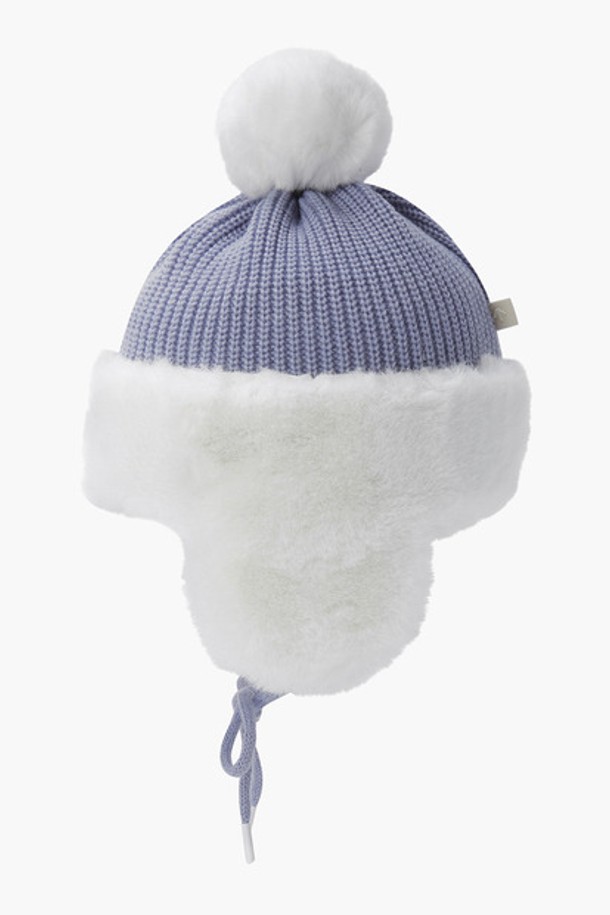 **여성 방울 니트 비니 (DO42WFCPO3)**

겨울철 데일리룩을 위한 여성 방울 니트 비니입니다. 부드러운 촉감의 아크릴, 울, 폴리에스터 혼방 소재로 제작되어 보온성을 높였습니다. 방울과 퍼 디테일이 돋보이는 캐주얼, 클래식, 미니멀 스타일의 비니로, 모자 깊이는 29cm입니다. LBGG, LVDG 두 가지 색상으로 출시되어 겨울 코디에 포인트를 더할 수 있습니다. 일상에서 따뜻함과 스타일을 동시에 잡을 수 있는 필수 아이템입니다.
