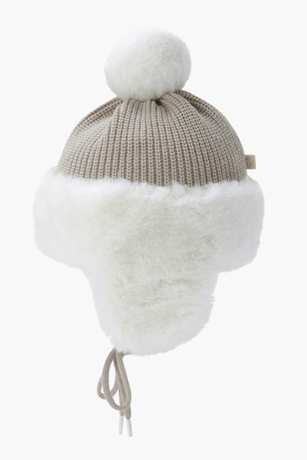 여성 방울 니트 비니 (DO42WFCPO3)는 겨울철 데일리룩에 잘 어울리는 캐주얼, 클래식, 미니멀 스타일의 비니입니다. 아크릴, 울, 폴리에스터 혼방 소재로 제작되어 부드러운 촉감과 두꺼운 두께로 보온성을 높였습니다. 머리둘레 62cm에 적합하며, 사랑스러운 방울과 퍼 장식이 디자인 포인트입니다. 모자 깊이 29cm로 안정감 있는 착용감을 제공하며, LBGG, LVDG 두 가지 색상으로 만나볼 수 있습니다.
