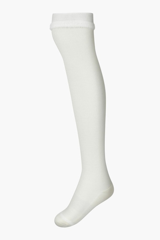 여성 방한 오버 니삭스 (DO42WFSOO1)는 골프 및 겨울 데일리룩에 적합한 여성용 니삭스입니다. 울, 나일론, 폴리우레탄, 폴리에스터 혼방 소재로 제작되어 뛰어난 보온성을 제공하며, 발길이 23~25cm, 발목길이 50cm의 오버핏 디자인으로 다리를 따뜻하게 감싸줍니다. 클래식하고 미니멀한 스타일로 다양한 겨울철 코디에 활용하기 좋습니다. BLKG, IVYG 두 가지 컬러로 출시되어 취향에 맞게 선택할 수 있으며, 단품으로 구성되어 있습니다.
