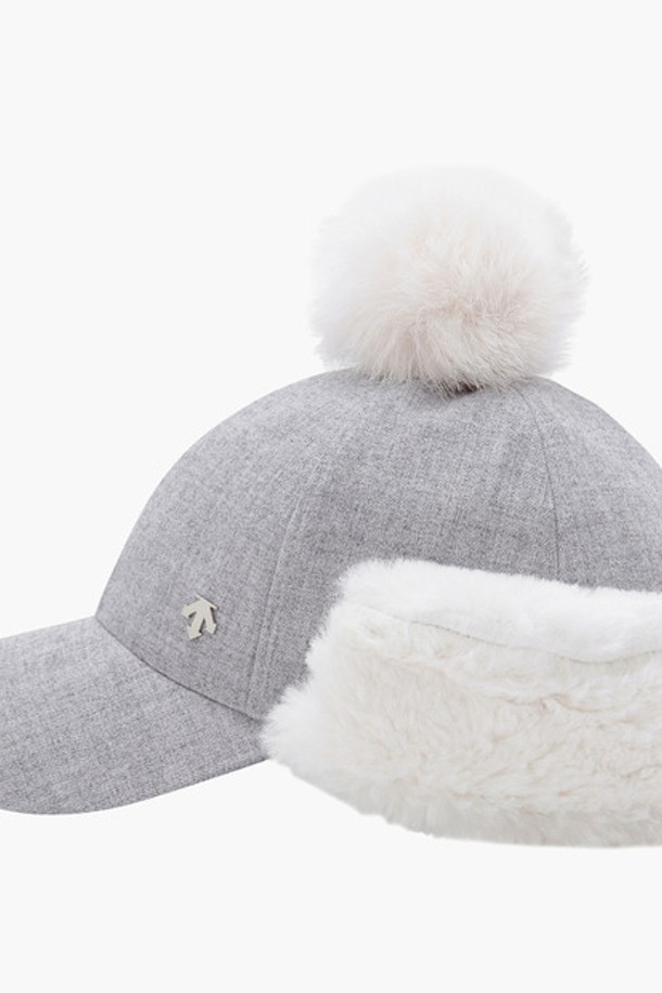 여성 방울 방한 캡 (DO42WECPO4)은 추운 겨울철 여성 고객을 위한 방한 모자입니다. 폴리에스터, 레이온, 폴리우레탄, 면 혼방 소재로 제작되어 보온성을 높였으며, 7cm 챙과 귀여운 방울 장식이 특징입니다. 블랙 그레이 (BLKG)와 그레이 (GRYG) 두 가지 색상으로 출시되어 다양한 겨울 데일리룩과 산책룩에 매치하기 좋습니다. 캐주얼, 미니멀, 클래식 스타일을 선호하는 여성 고객에게 추천합니다.
