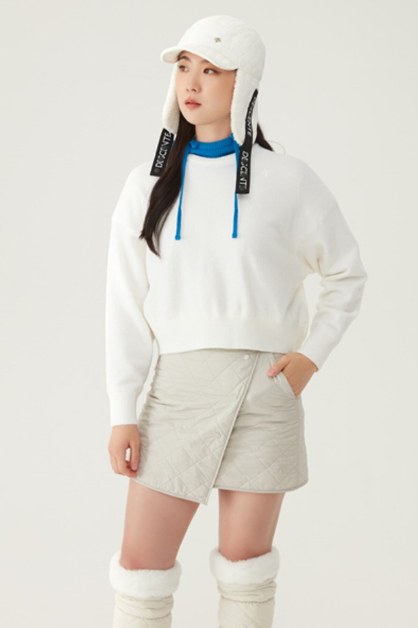 여성 사각 퀼팅 패딩 스커트 (DO42WFSKO3)는 겨울철 골프 라운딩과 일상에서 스포티한 스타일을 연출하기 좋은 아이템입니다. 나일론, 폴리에스터, 폴리우레탄 혼방 소재로 제작되어 두꺼운 두께감과 퀼팅 패턴, 랩 디자인으로 보온성과 스타일을 동시에 잡았습니다. A라인 핏으로 편안하면서도 여성스러운 실루엣을 강조하며, BLKG, LBGG 두 가지 컬러로 출시되어 다양한 겨울 코디에 활용할 수 있습니다. 스포티한 무드를 선호하는 여성 고객에게 적합하며, 겨울 데일리룩과 골프룩에 포인트를 더할 수 있는 퀼팅 패딩 스커트입니다.
