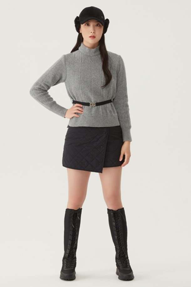 여성 사각 퀼팅 패딩 스커트 (DO42WFSKO3)는 겨울 라운딩 또는 일상에서 스포티한 스타일을 연출할 수 있는 미니스커트입니다. 나일론, 폴리에스터, 폴리우레탄 혼방 소재로 제작되어 두꺼운 두께감과 퀼팅 디자인, A라인 핏이 특징입니다. 블랙(BLKG), 라이트 베이지(LBGG) 두 가지 색상으로 출시되어 다양한 겨울 코디에 활용하기 좋습니다. 퀼팅 및 버튼 디테일이 돋보이며, 레귤러 핏으로 편안하게 착용할 수 있습니다.
