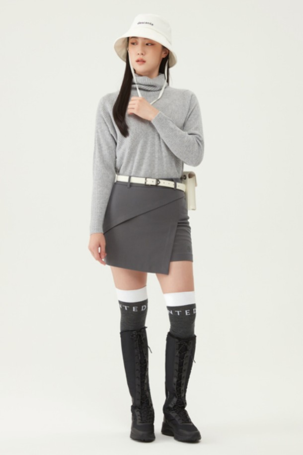 여성 세미 H라인 기모 랩 스커트 (DO42WFSKO2)는 겨울 시즌에 따뜻하게 착용할 수 있는 제품입니다. 부드러운 촉감의 폴리에스터, 레이온, 폴리우레탄 혼방 소재에 기모 안감을 더해 보온성을 높였습니다. 베이직한 스타일의 H라인 세미핏 스커트로, 랩 디자인이 특징입니다. 골프룩과 겨울 데일리룩에 모두 활용 가능하며, 클래식하고 미니멀한 스타일을 연출합니다. CHAG, KHAG 두 가지 색상으로 출시되었습니다.
