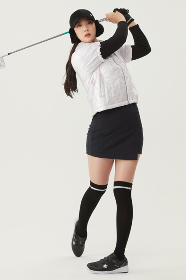 여성 세미 H라인 기모 랩 스커트 (DO42WFSKO2)는 스포티한 무드의 겨울용 스커트입니다. 부드러운 촉감의 폴리에스터, 레이온, 폴리우레탄 혼방 소재로 제작되었으며, 안감에는 기모 처리가 되어 보온성을 높였습니다. H라인의 세미핏 디자인에 랩 스타일로 여성스러운 실루엣을 연출하며, 무지 패턴으로 다양한 상의와 매치하기 좋습니다. 골프룩 및 겨울 데일리룩으로 활용하기 좋으며, 스타일은 미니멀합니다. 색상은 CHAG, KHAG 두 가지입니다.
