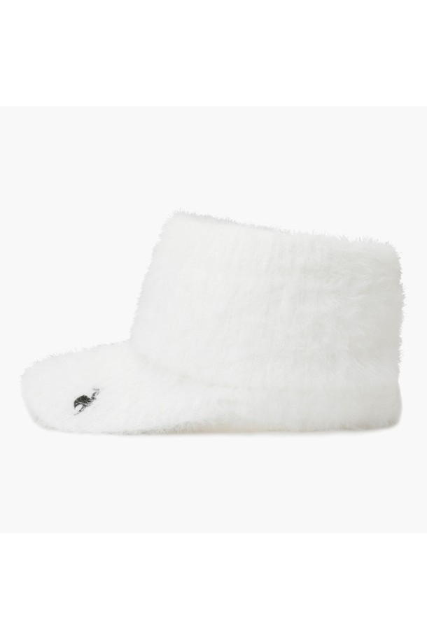 여성 니트 헤어밴드 모자 (GO412LSVN9)는 라운딩 시 햇빛을 효과적으로 가려주는 선바이저 디자인의 헤어밴드 모자입니다. 부드러운 니트 소재로 제작되어 편안한 착용감을 선사하며, 봄, 여름, 가을 시즌에 활용하기 좋습니다. 블랙과 화이트 두 가지 색상으로 출시되어 골프룩을 포함한 다양한 스타일에 미니멀하고 클래식한 포인트를 더할 수 있습니다. 자외선 차단 기능으로 야외 활동 시 피부를 보호하며, 머리 둘레 48cm에 최적화된 사이즈로 제작되었습니다. 챙 넓이는 8.5cm입니다.
