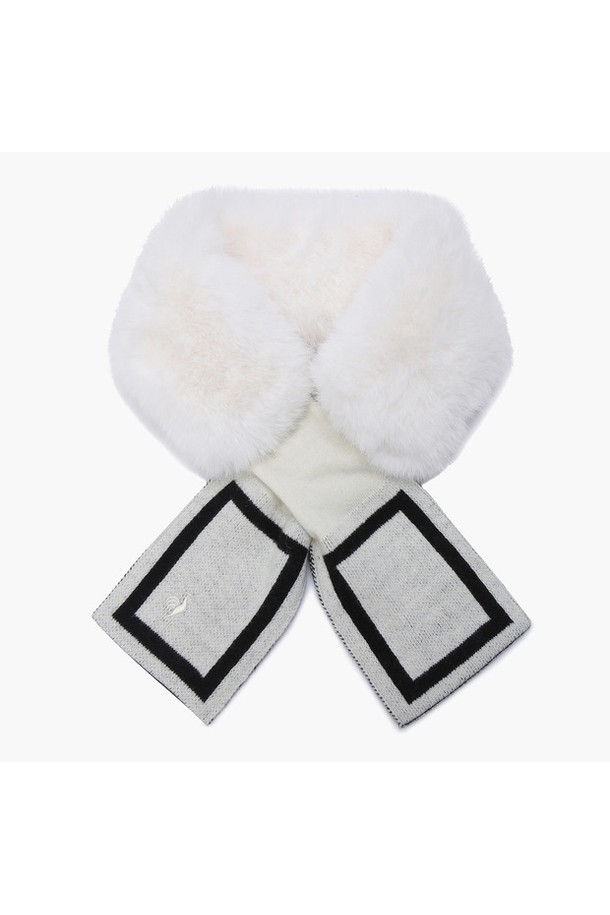 여성 쁘띠 퍼 머플러 (GO422LSAN1)는 부드러운 촉감과 따뜻한 보온성을 제공하는 겨울철 필수 아이템입니다. 블랙, 핑크, 화이트 세 가지 색상으로 준비되어 있어 어떤 스타일에도 매치하기 용이합니다. 폴리에스터, 울, 나일론 혼방 소재로 제작되어 쁘띠 스타일의 디자인에 고급스러움을 더했습니다. 특히 골프를 즐길 때 클래식한 무드를 연출하며, 두꺼운 두께감으로 추운 날씨에도 따뜻함을 유지해줍니다. 무지 패턴에 퍼 장식이 포인트로 더해져 세련된 겨울 패션을 완성할 수 있습니다.
