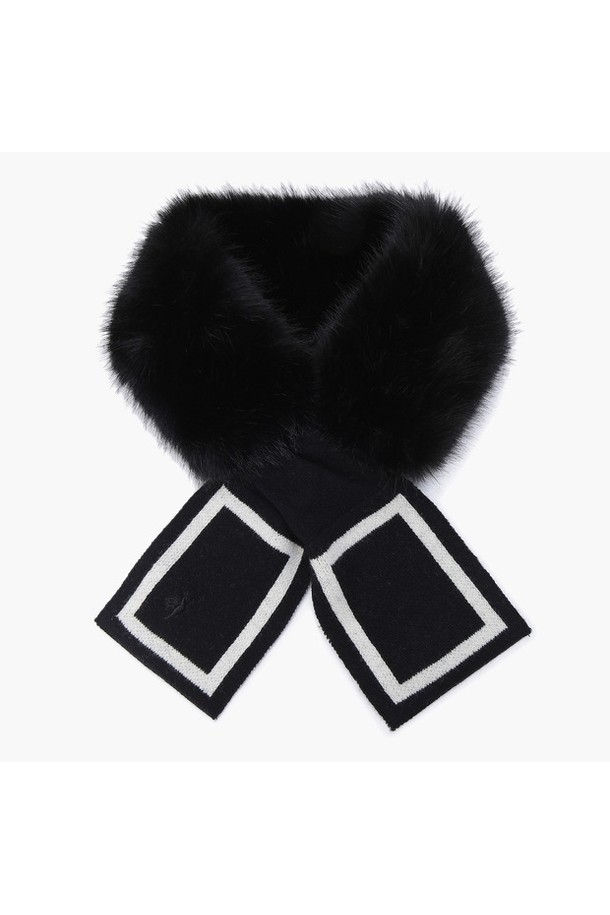 여성 쁘띠 퍼 머플러 (GO422LSAN1)는 부드러운 촉감과 따뜻한 보온성을 제공하는 겨울철 필수 아이템입니다. 폴리에스터, 울, 나일론 혼방 소재로 제작되어 쁘띠 스타일의 디자인과 두꺼운 두께감이 특징입니다. 블랙, 핑크, 화이트 세 가지 색상으로 출시되어 다양한 코디에 활용하기 좋습니다. 추운 날씨에도 골프를 즐기는 여성분들에게 스타일과 따뜻함을 동시에 선사합니다. 퍼 장식이 고급스러움을 더해, 포근하고 세련된 겨울 패션을 완성해 보세요.
