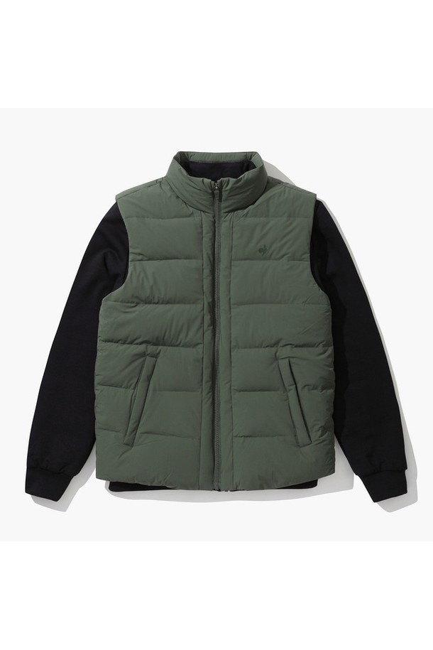 남성 풀집업 3in1 다운점퍼 (GO421MDJO5)입니다. 겨울철 보온성을 책임지는 두꺼운 두께감의 다운점퍼로, 부드러운 촉감과 레귤러핏으로 편안한 착용감을 선사합니다. 골프 및 일상용으로 활용 가능하며, 캐주얼, 스포티, 미니멀 스타일을 연출하기 좋습니다. 블랙, 카키 두 가지 색상으로 출시되었으며, 3in1 코트 타입으로 다양한 스타일링이 가능합니다. 충전재는 거위솜털(80%), 거위깃털(20%)로, 뛰어난 보온 기능을 갖춘 긴소매 풀집업 점퍼입니다.
