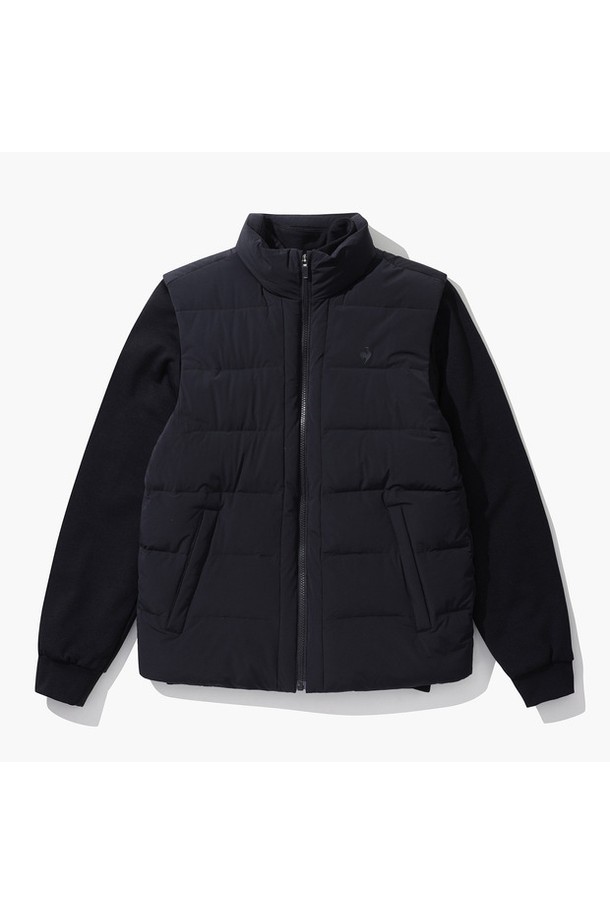 남성 풀집업 3in1 다운점퍼 (GO421MDJO5)입니다. 겨울철 보온성을 책임지는 두꺼운 두께감의 다운점퍼로, 캐주얼 및 스포티 스타일 연출에 용이합니다. 블랙과 카키 두 가지 색상으로 출시되었으며, 골프 및 일상용으로 활용 가능합니다. 3in1 코트 타입으로 다양한 스타일을 연출할 수 있으며, 레귤러핏으로 편안한 착용감을 선사합니다. 겉감은 나일론과 폴리우레탄 혼방, 충전재는 거위솜털 80%, 거위깃털 20%로 제작되었습니다.
