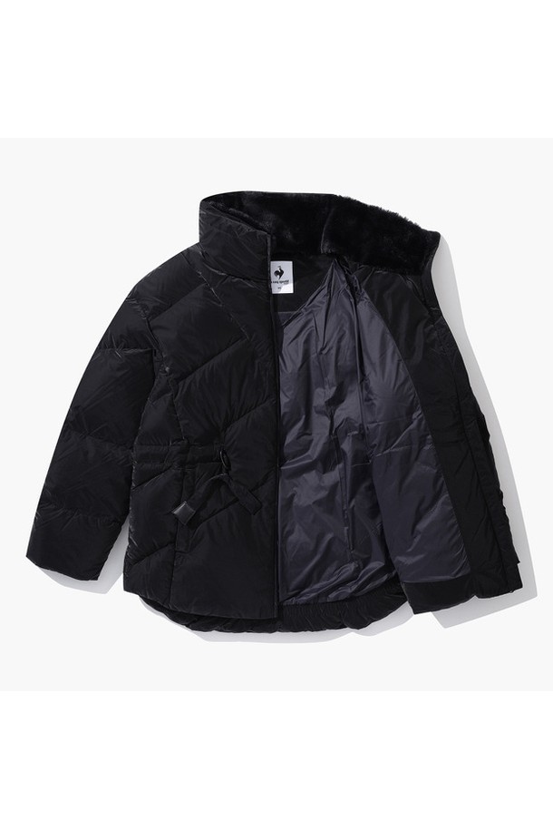 여성 풀집업 허리스트링 롱다운 점퍼 (GO422LDJO5)는 스포티한 스타일의 여성 롱다운 점퍼입니다. 겨울철 보온성을 책임지는 두꺼운 두께감과 거위 솜털 충전재를 사용하여 따뜻하게 착용할 수 있습니다. 허리 스트링 디테일로 여성스러운 실루엣을 연출하며, 골프 및 일상복으로 활용 가능합니다. 블랙(BLCK), 제이그린(JGRN) 두 가지 색상으로 출시되었으며, 롱 기장에 집업 여밈 방식과 긴 소매 디자인으로 제작되었습니다. 나일론, 울, 아크릴, 폴리에스터, 폴리우레탄 등 다양한 소재를 사용하여 편안한 착용감을 선사합니다.
