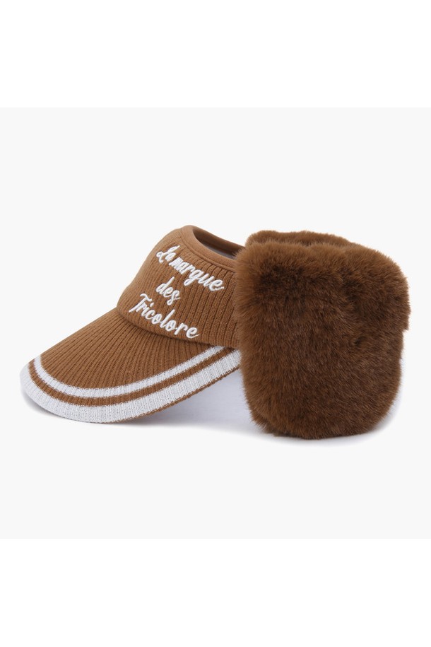 여성 귀달이 니트 선바이저 (GO422LSVO1)는 겨울철 라운딩과 일상에서 스타일리시하게 착용 가능한 모자입니다. 부드러운 촉감의 아크릴, 울, 폴리에스터 혼방 소재로 제작되어 따뜻하고 편안한 착용감을 선사합니다. 챙 넓이 8.5cm에 앞면 레터링 디자인이 돋보이며, 탈부착 가능한 퍼 귀마개와 벨크로 사이즈 조절 기능으로 보온성과 실용성을 높였습니다. 블랙, 라이트블루, 카멜 3가지 색상으로 출시되어 클래식, 캐주얼, 미니멀 등 다양한 스타일을 연출할 수 있습니다. 골프룩에 포인트를 더하고 싶은 여성분들께 추천합니다.
