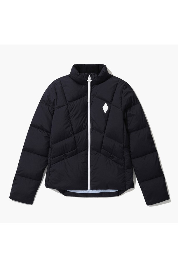 여성 풀집업 하이넥 경량 다운점퍼 (GO422LDJO1)는 겨울철 골프 및 일상생활에서 활용하기 좋은 아우터입니다. 미니멀하고 스포티한 디자인으로, 무지 패턴과 레귤러핏이 특징입니다. 블랙(BLCK), 카멜(CMEL), 다크레드(DRED) 세 가지 색상으로 출시되어 취향에 맞게 선택할 수 있습니다. 하이넥 스타일과 집업 여밈 방식, 긴 소매 기장으로 보온성을 높였으며, 가볍고 부드러운 촉감의 경량 다운점퍼입니다. 거위솜털과 거위깃털을 사용하여 보온성을 극대화했습니다.
