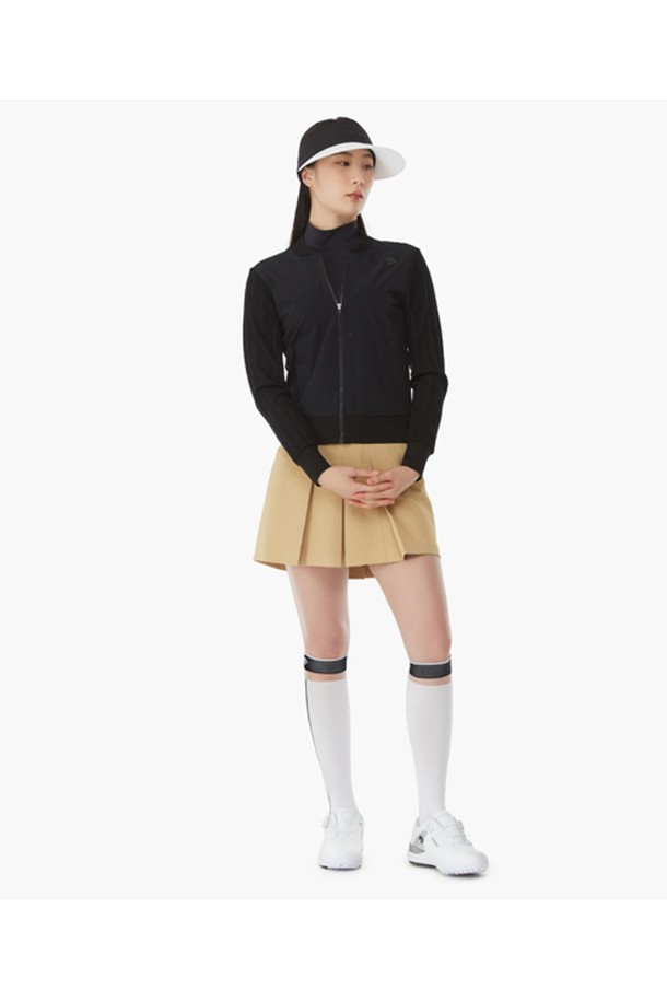 여성 밴딩 플레어 스커트 (DP12WFSK33)는 부드러운 촉감의 폴리에스터 및 폴리우레탄 혼방 소재로 제작되어 편안한 착용감을 선사합니다.  캐주얼 및 스포티 스타일을 아우르며, 골프룩과 일상복으로 활용하기 좋습니다. 얇은 두께감과 루즈핏의 플레어 디자인은 활동성을 높여줍니다. 밴딩 처리와 안감, 앞면 중심 플레어 디테일이 특징이며, DBEG, LBLG 두 가지 색상으로 만나볼 수 있습니다. 봄, 여름 시즌에 적합한 아이템입니다.
