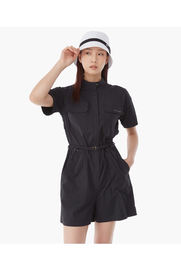 세련된 디자인과 뛰어난 기능성을 갖춘 유틸리티 점프 수트 (DP12WFOP32) 입니다. 라운드넥에 반소매 디자인으로, 봄, 여름, 가을 시즌 골프룩으로 활용하기 좋습니다. 나일론, 폴리에스터, 폴리우레탄 혼방 소재로 제작되어 부드러운 촉감과 슬림핏을 선사합니다. 허리 E밴드 벨트와 스트링 내장으로 편안한 착용감을 제공하며, 다양한 포켓 디자인으로 수납력 또한 우수합니다. 블랙 컬러의 무지 패턴으로 스포티하면서도 캐주얼한 스타일을 연출합니다.
