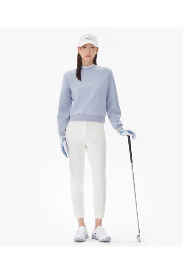 여성 스트레이트 커프스 팬츠(DP12WFPT22)는 골프룩 연출에 적합한 여성용 긴바지입니다. 나일론과 폴리우레탄 혼방 소재로 제작되어 여름철에도 시원하고 편안하게 착용할 수 있습니다. 스포티하면서도 미니멀한 스타일을 추구하며, BLKG, BWTG, LBLG 세 가지 색상으로 출시되었습니다. 스트레이트핏으로 다리가 길어 보이는 효과를 주며, 커프스 디테일로 포인트를 더했습니다. 무지 디자인으로 어떤 상의와도 매치하기 용이합니다.
