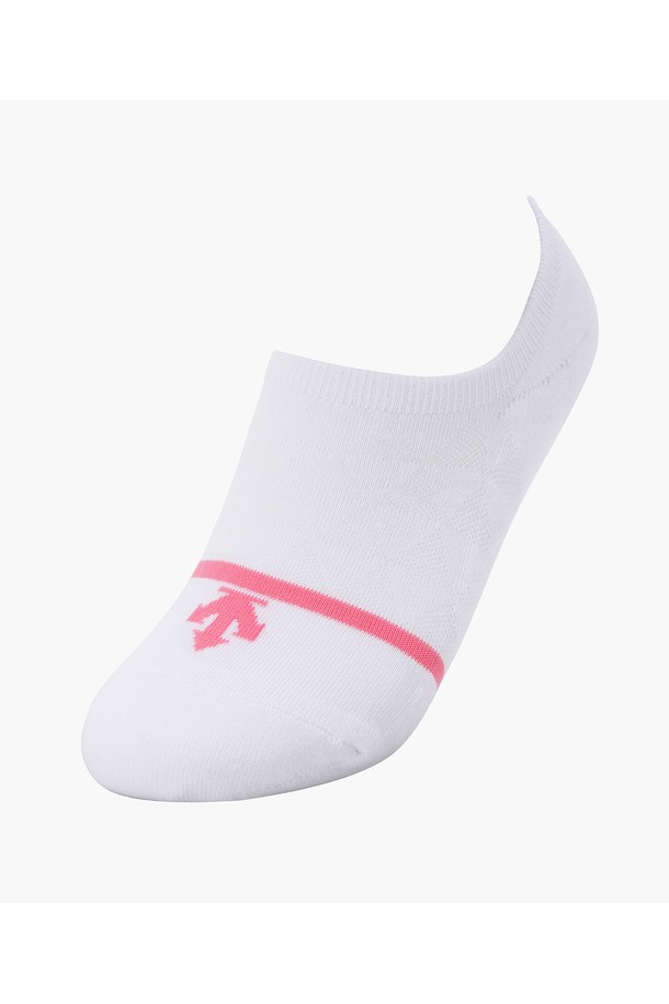 DP12WFSO21 여성 페이크 삭스는 골프룩, 캐주얼룩, 미니멀룩 등 다양한 스타일에 활용하기 좋은 아이템입니다. 면, 나일론, 폴리에스터, 폴리우레탄 혼방 소재로 제작되어 통기성이 뛰어나고 밀착감 있는 착용감을 제공합니다. 시원한 메쉬(mesh) 패턴에 립 조직으로 포인트를 주어 세련된 디자인을 완성했습니다. DPKG, NAVG 두 가지 컬러로 출시되어 취향에 맞게 선택할 수 있으며, 사계절 내내 편안하게 착용 가능합니다. 발등을 살짝 덮는 페이크 삭스 디자인으로, 스포티한 룩을 연출하기 좋습니다.
