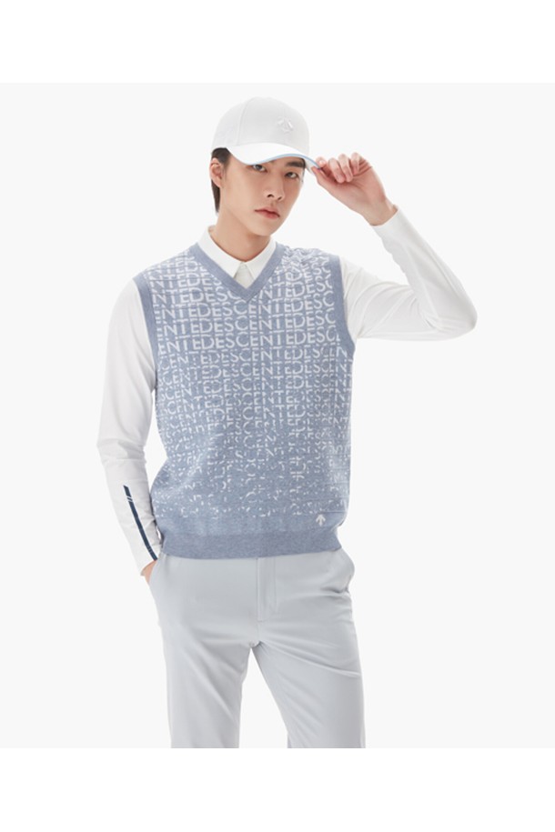남성용 니트 풀오버 브이넥 베스트(DP11MFKV23)입니다. 데상트 골프 로고와 그라데이션 패턴이 특징이며, 스포티한 스타일을 연출합니다. 가을, 겨울 시즌 골프룩을 위한 최적의 아이템으로, 부드러운 촉감의 레이온, 폴리에스터, 아세테이트, 나일론 혼방 소재로 제작되었습니다. 레귤러 핏의 민소매 디자인으로 활동성을 높였으며, 브이넥 라인이 세련된 느낌을 더합니다. 중간 두께감으로 간절기부터 겨울까지 폭넓게 활용 가능합니다.
