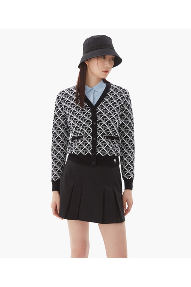 여성 패턴 가디건 (DP12WFKO12)은 클래식한 무드의 골프룩 연출을 위한 여성용 가디건입니다. 블랙과 라이트 핑크 두 가지 색상으로 제공되며, 자가드 패턴이 돋보입니다. 레이온과 폴리에스터 혼방 소재로 제작되어 부드러운 촉감을 선사하며, 두꺼운 두께감으로 가을, 겨울 시즌에 따뜻하게 착용할 수 있습니다. 크롭 기장의 V넥 디자인에 버튼 여밈 방식으로 간편하게 착용 가능하며, 레귤러핏으로 편안한 착용감을 제공합니다. 세트업으로도 활용 가능한 실용적인 아이템입니다.
