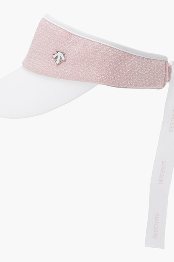 여성 리본 탈부착 선바이저 (DP12WFSV11)는 골프 및 일상에서 스타일리시하게 활용하기 좋은 선바이저입니다. 폴리에스터 소재로 제작되어 봄, 여름 시즌에 착용하기 좋으며, 넓은 챙이 자외선으로부터 눈을 효과적으로 보호해 줍니다. 탈부착 가능한 리본 장식으로 다양한 스타일 연출이 가능하며, 높은 크라운 디자인으로 편안한 착용감을 선사합니다. 미니멀, 클래식, 리조트 룩 등 여러 스타일에 매치하여 골프룩과 휴가룩을 완성해 보세요. BLKG, BWTG, LBLG, LPKG 등 다양한 색상으로 출시되었습니다.
