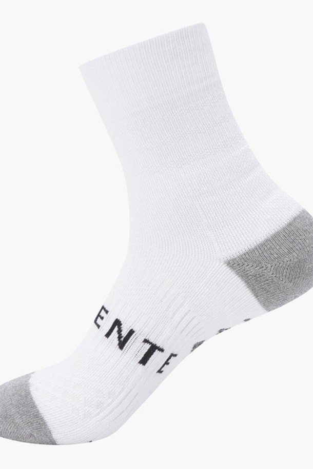 남성 논슬립 삭스 (DP12MFSO11)는 골프룩에 어울리는 남성용 양말입니다. 발바닥면에 논슬립 기능이 적용되어 스윙 시 밀림을 방지하여 안정적인 착용감을 제공합니다. 면, 나일론, 폴리우레탄, 폴리에스터 혼방 소재로 제작되어 사계절 내내 착용 가능하며, 스포티하고 미니멀한 디자인의 로고 패턴이 특징입니다. BLKG, BWTG 두 가지 색상으로 단품 구성되어 있습니다.
