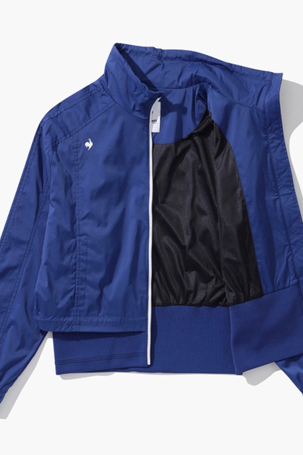 여성 풀집업 봄버형 점퍼 (GP122LBL11)는 스포티한 스타일을 연출하는 여성용 아우터입니다. 나일론, 폴리에스터, 폴리우레탄 혼방 소재로 제작되어 부드러운 촉감과 신축성을 제공하며, 봄 시즌 골프룩으로 활용하기 좋습니다. 블랙과 블루 두 가지 색상으로 출시되었으며, 크롭 기장과 래글런 소매, 소매 아우터 포켓 디테일이 특징입니다. 레귤러핏으로 편안하게 착용 가능하며, 얇은 두께감으로 간절기에 유용합니다. 
